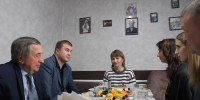 Виталий Хоценко посетил в Нижней Омке семью Алексея Коломака, который участвует в специальной военной операции - Газета Ваша звезда