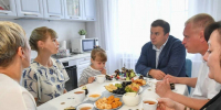 Виталий Хоценко встретился с  семьей участника СВО в Муромцевском районе - Газета Ваша звезда