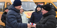 Виталий Хоценко передал 92 новых автобуса школам Омской области - Газета Ваша звезда