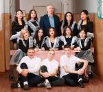 Олег Алексеевич Бохан с выпускниками Хорошковской школы